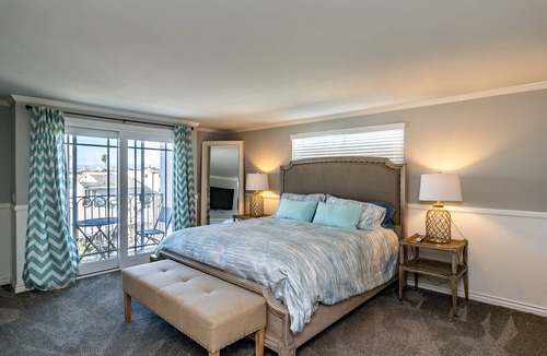Silver Strand House | Huge 3,600 square foot beach house 5 houses from the sand at Silver Strand Beach