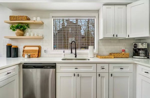 East Stroudsburg House | HUGE 5BR Private Pickleball, Basketball, Theater!