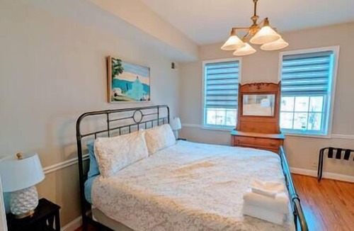 Near Northeast House | HUGE 6BR Capital Hill Townhouse Ready for YOU