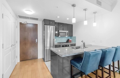 Lower Lonsdale Apartment | HUGE BALCONY W/WATERFRONT - 90 days minimum