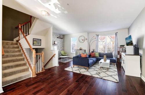 Capitol View House | Huge Yet Cozy Townhouse/Pet Friendly/Sleeps 10/Free Parking!10min Walk To Metro!