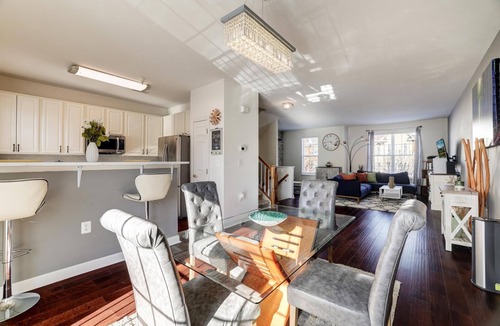 Capitol View House | Huge Yet Cozy Townhouse/Pet Friendly/Sleeps 10/Free Parking!10min Walk To Metro!