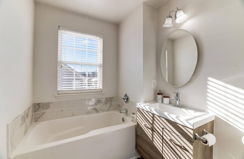 Capitol View House | Huge Yet Cozy Townhouse/Pet Friendly/Sleeps 10/Free Parking!10min Walk To Metro!
