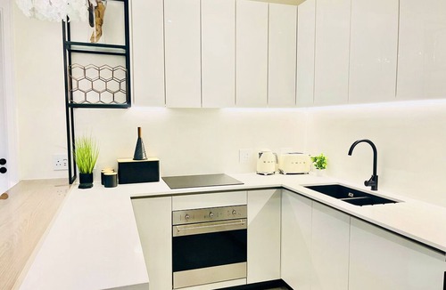 Greater Johannesburg Metropolitan Area Apartment | Hyde Park Cr Sandton Luxury Top Floor 2 BR End Unit W/Balcony No Load Shedding