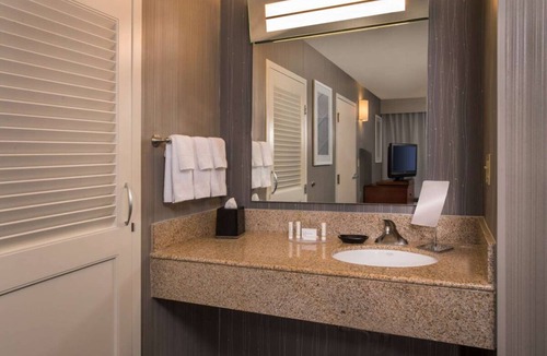 Columbia Hotel | Ideal Mix of Comfort and Value! Indoor Swimming Pool, Pets are Welcome!