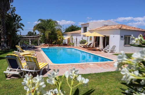 Cerro do Mocho Cottage | Idyllic Farm House with huge Garden for 14PAX