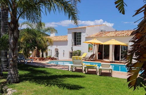 Cerro do Mocho Cottage | Idyllic Farm House with huge Garden for 14PAX