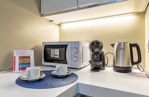 Vimercate Apartment | Il quadrato blu by Houset