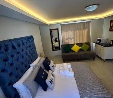 Parklands House | Immaculate,Alttrative &Modern 6 minutes away from the beach