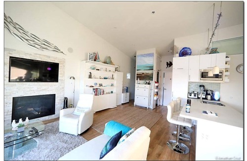Lower Lonsdale Boat Rental | Immerse Yourself in a Classy & Cozy Floating Home with a View! Pets welcome.