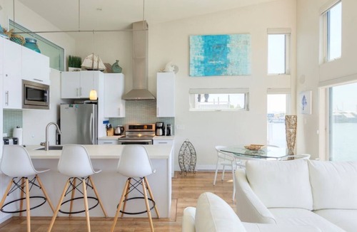 Lower Lonsdale Boat Rental | Immerse Yourself in a Classy & Cozy Floating Home with a View! Pets welcome.