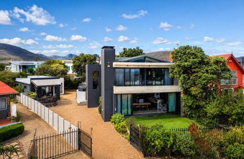 Sandbaai House | iMoyo Ocean Villa and Studio, Hermanus