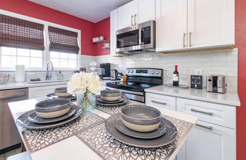 Graham Apartment | Impeccable 2BR Apartment Upstairs Fast WiFi