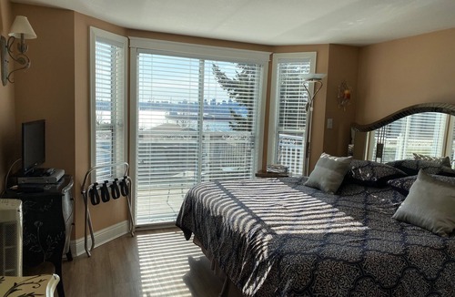 Lower Lonsdale Bed & Breakfast | Individual rooms with private bathrooms , own entrance in Ocean Breeze B&B INN