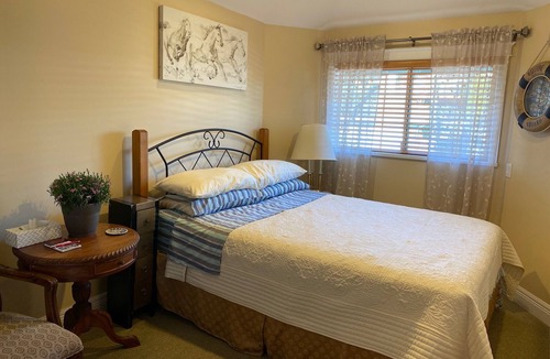 Lower Lonsdale Bed & Breakfast | Individual rooms with private bathrooms , own entrance in Ocean Breeze B&B INN