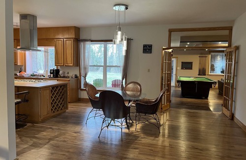 Armour Cottage | Indoor Saltwater Heated Pool w/Tennis & Multi-Sport Court, Burk's Falls