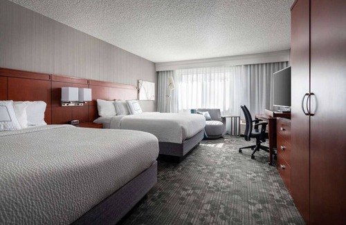 Camarillo Hotel | Indulge in Home-Like Comfort! 2 Comfortable Units, Near Camarillo Ranch House