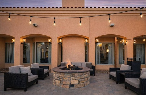 Camarillo Hotel | Indulge in Home-Like Comfort! 2 Comfortable Units, Near Camarillo Ranch House
