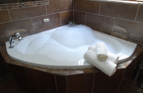 Greater Johannesburg Metropolitan Area House | Indulgent Escape, Jet Bath, Stunning Views & Boma Firepit -Retreat from the City
