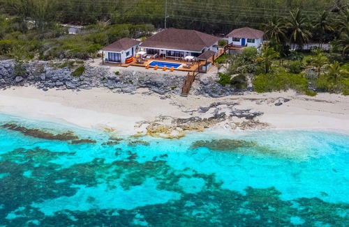 Tar Bay House | IslandChicBeachFrontHome!StunningViews-Pool,OutdoorKitchen,Reef,Mini BballCourt
