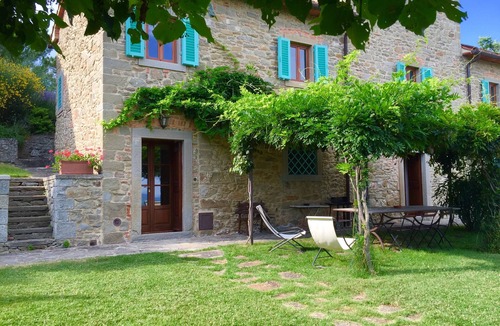 San Giustino Valdarno Villa | Poggio Corsucci.Historic stone house with swimming pool and enchanting view.