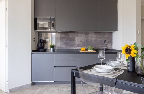 Calambrone Apartment | GuestHost - Elegant apartment of 70 sqm, for 4 people, located on the 1st floor with lift of a renovated building, equipped with shared swimming pool and private parking space.The property is located in Calambrone, just 400 mts from the sea. Near the acc