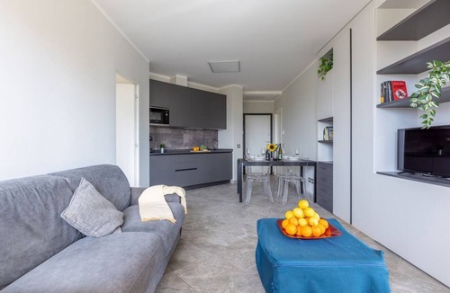 Calambrone Apartment | GuestHost - Elegant apartment of 70 sqm, for 4 people, located on the 1st floor with lift of a renovated building, equipped with shared swimming pool and private parking space.The property is located in Calambrone, just 400 mts from the sea. Near the acc