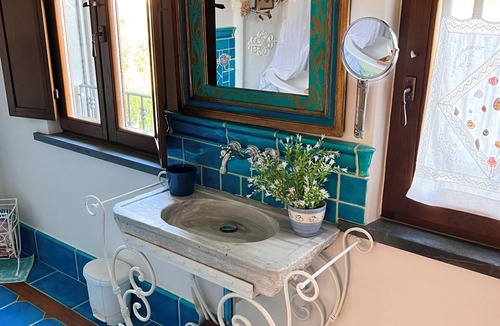 Luni Bed & Breakfast | jasmine cottage