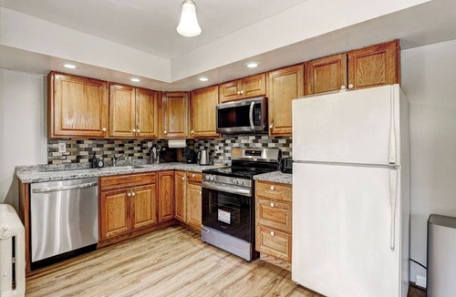 Woodlawn Apartment | Johnnycake Junction Retreat-Family-Friendly 3BR