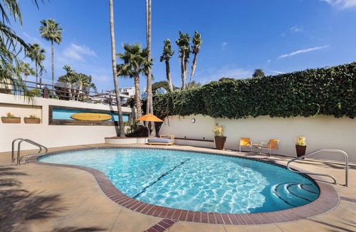 Laguna Beach Hotel | Just Steps to Main Beach: Relax in Comfort & Coastal Charm with Outdoor Pool