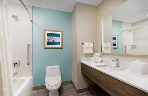 Florida Keys Hotel | Keys Vacation Starts Here! 3 Relaxing Units, Free Breakfast, Outdoor Pool!