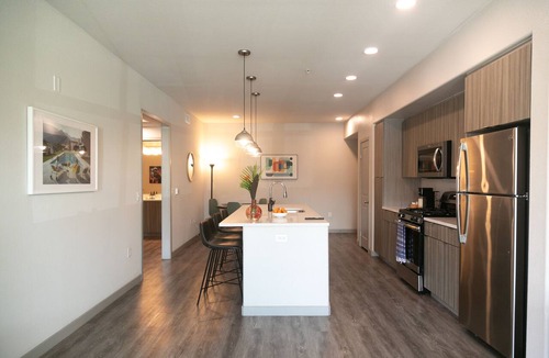Camarillo Condo | King Bed/Gym/Hot Tub/850/Parking/Wifi