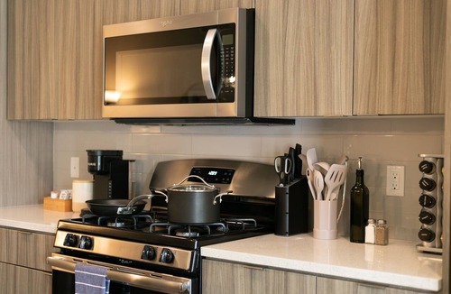 Camarillo Condo | King Bed/Gym/Hot Tub/850/Parking/Wifi