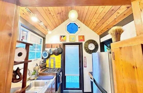 Sylvia Park Cabin | ☀KING BED RETREAT →HOT TUB,AC, 15 MIN🏔HIKING