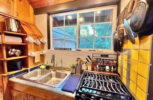 Sylvia Park Cabin | ☀KING BED RETREAT →HOT TUB,AC, 15 MIN🏔HIKING