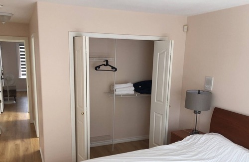 Fraserview House | KingBed&Jacuzzi&Quiet 5BRHome w/ RoofPatio NearAirport 20mins from Downtown Van