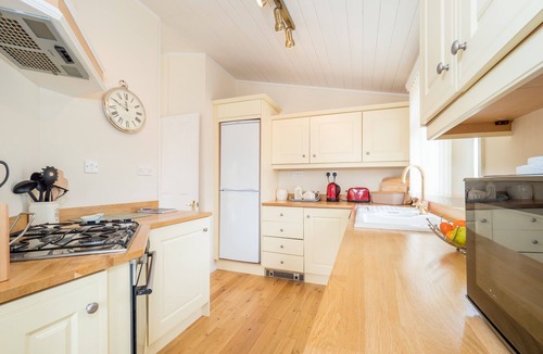 Tiddington Cabin | Kingfisher lodge with wonderful river views just 1 mile from Stratford upon Avon