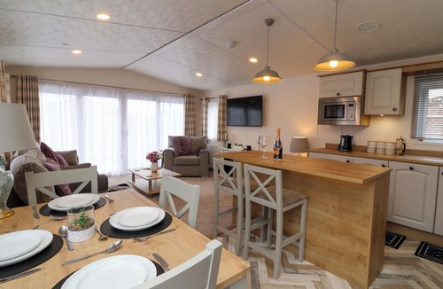 Evesham Cottage | KINGFISHER LODGE 36, family friendly, with a garden in Evesham