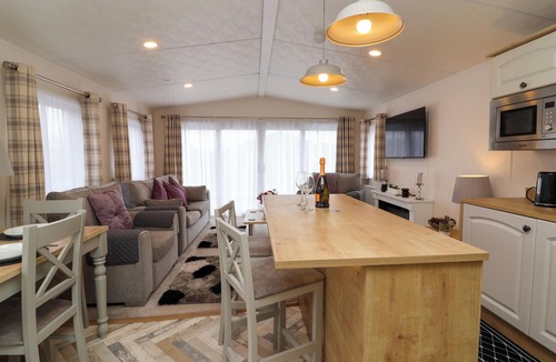 Evesham Cottage | KINGFISHER LODGE 36, family friendly, with a garden in Evesham