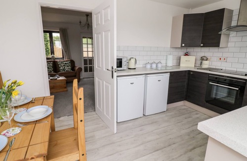 Brackley Cottage | KITE COTTAGE, pet friendly, with a garden in Syresham