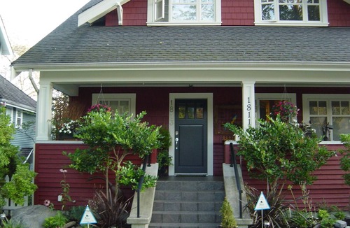 Kitsilano House | Kitsilano 2 BR+Den, 3 BA by UBC, Hospital, Beach: BOOK BY 10/31 SAVE $150/MONTH