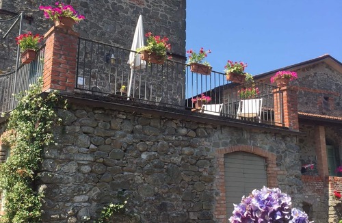 Filattiera Villa | La Casatorre di Ponticello. Casale di campagna con ampio giardino e piscina