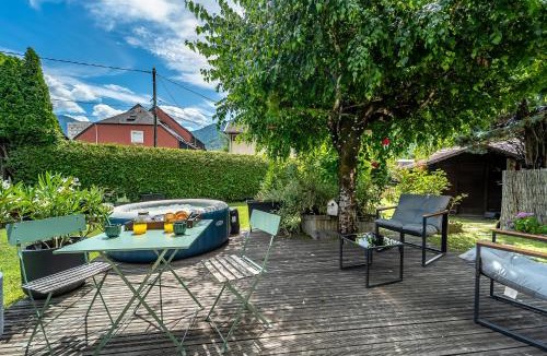 Albertville Apartment | La Charmeuse des Alpes - Appartement climatisé de prestige avec jacuzzi et jardin privé