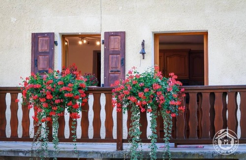 Pallud House | La Maison Des Fleurs