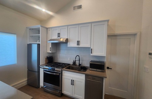 Ladera Heights Apartment | Ladera Heights Retreat, close to LAX, SOFI and the beach, centrally located.