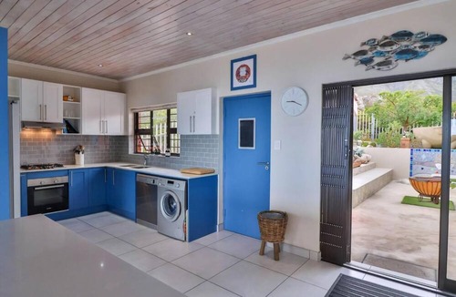 Kleinmond Apartment | Lady Serenity | Hot tub | Ocean front | Pets