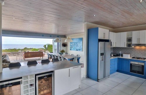 Kleinmond Apartment | Lady Serenity | Hot tub | Ocean front | Pets