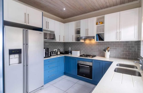 Kleinmond Apartment | Lady Serenity | Hot tub | Ocean front | Pets