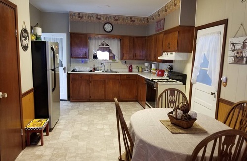 Lakewood House | LAKE SHELBYVILLE KIMBLE'S FARMHOUSE. SLEEPS 9