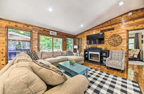 Shelbyville House | Lake Shelbyville Retreat! Cabin 1 Mi to Water